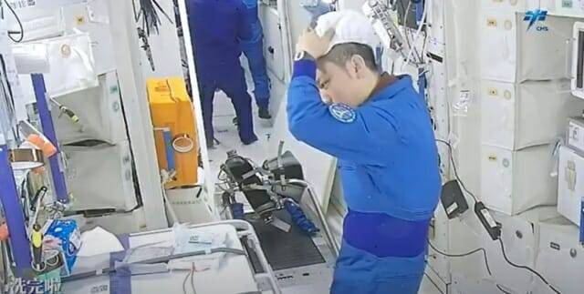 샤워캡을 사용해 머리를 감는 중국 우주비행사들 (출처= CCTV)