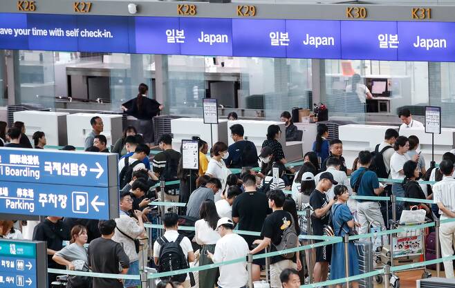 지난 8월 7일 인천국제공항 제1여객터미널 출국장에서 일본행 여행객들이 출국수속을 기다리고 있다./뉴스1