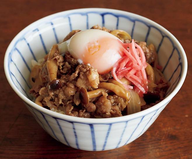 일본 돈부리(덮밥)의 대표 격인 규동(소고기 덮밥). 비비지 않고 그대로 먹는 것이 특징이다./dancyu