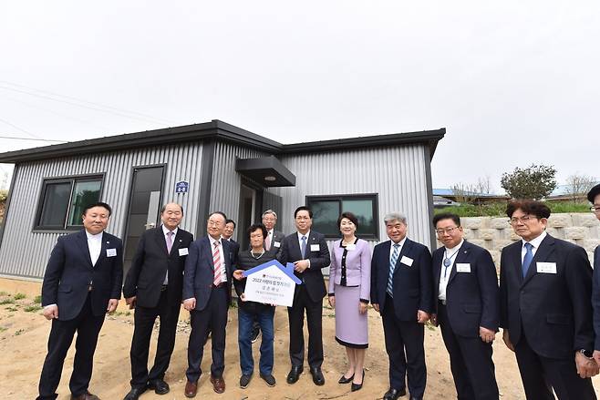 한교총이 1년간 추진한 '사랑의 집짓기' 사업이 완료됐다. 한교총은 가구당 12평 규모의 방 2개짜리 모듈형 주택을 제공했다. 4월 16일 김춘화씨 집을 방문한 관계자들이 기념촬영했다. /한교총 제공