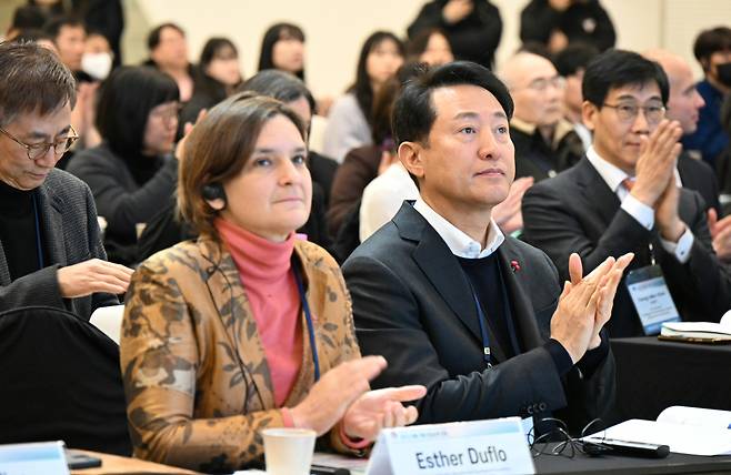 오세훈 서울시장과 에스테르 뒤플로 매사추세츠공과대(MIT) 교수가 20일 서울 중구 동대문디자인플라자(DDP)에서 열린 2023 서울 국제 안심소득 포럼 개회식에 참석해 박수를 치고 있다. /뉴시스