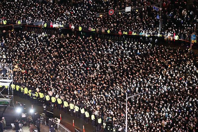 지난해 12월 31일 오후 서울 종로구 보신각 앞이 제야의 종 타종행사를 보기 위해 모인 시민들로 가득 찼다. /조선DB