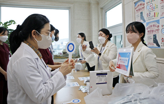 지난 19일 개최된 감염관리의 날 행사에서 가톨릭대 대전성모병원 의료진들이 OX 퀴즈를 진행하고 있다. 사진=대전성모병원 제공