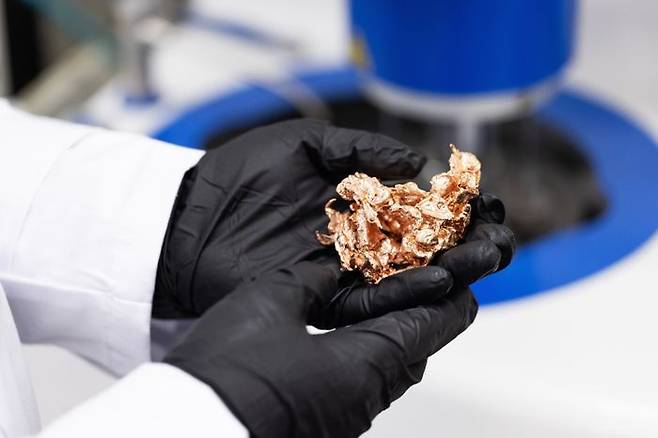 LS전선 직원이 동박용 신소재 큐플레이크(CuFlakeTM)를 검사하고 있다.ⓒLS전선