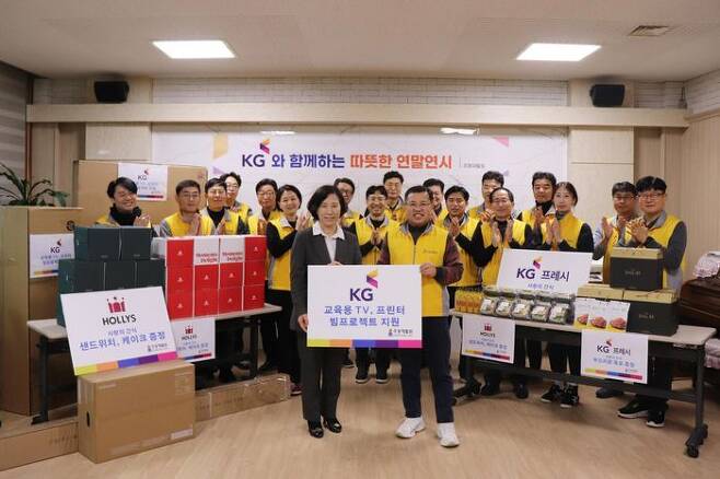 KG그룹 신규 임원들이 서울 강동구 주몽재활원을 방문해 교육물품 기부 후 기념사진을 찍고 있다.ⓒKG그룹