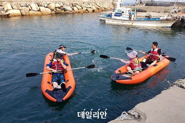 관광객들이 울산 주전어촌체험휴양마을에서 투명카누를 즐기고 있다. ⓒ해양수산부