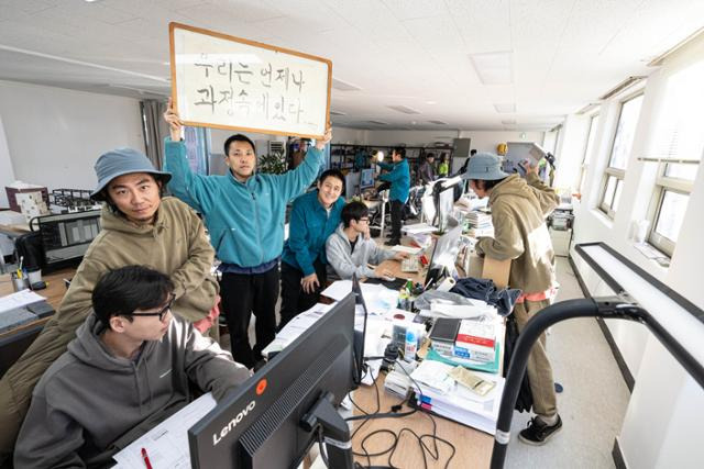 푸하하하프렌즈는 '전형을 깨는' 이색적인 작업물로 이름난 곳이다. 사회관계망서비스(SNS)에 업로드되는 재치 넘치는 작업 일지는 한창 화제를 몰고 다녔다. 최근엔 개소 10주년을 맞아 사원 전원이 집필에 참여한 책 '우리는 언제나 과정 속에 있다'(미메시스)를 출간했다. 이 책의 제목은 푸하하하프렌즈의 '사훈'이다. 왼쪽부터 차례대로 윤한진·한양규·한승재 소장. 이한호 기자