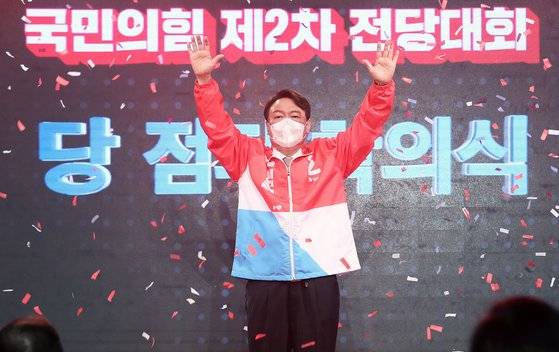 2021년 11월 5일 윤석열 국민의힘 대통령 후보가 5일 오후 서울 용산구 백범김구기념관에서 열린 제2차 전당대회에서 대선 후보에 최종 선출된 후 당 점퍼를 입고 인사하고 있다. 윤 후보는 이날 전당대회에서 47.85%를 최종 득표하며 홍준표 의원(41.50%), 유승민 전 의원(7.47%), 원희룡 전 제주지사(3.19%)를 꺾고 1위를 차지했다. 뉴스1
