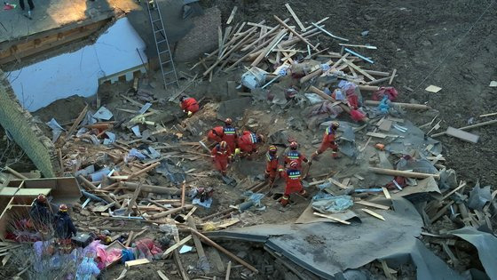 19일 이른 새벽 중국 간쑤성에서 발생한 규모 6.2 지진으로 피해를 입은 중국 북서부 칭하이성 하이둥시에서 구조대원들이 생존자를 찾고 있다. EPA=연합뉴스