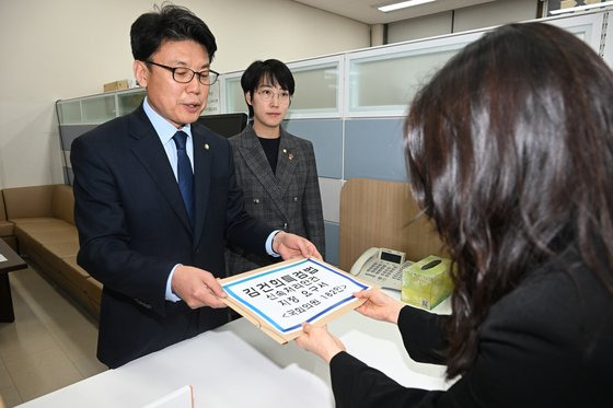 지난 4월 26일 더불어민주당 진성준 원내수석부대표(왼쪽)와 정의당 장혜영 원내수석부대표가 국회 의안과에 김건희 특검법·50억 클럽 특검법 신속 처리 안건 지정 발의서를 제출하고 있다. 연합뉴스