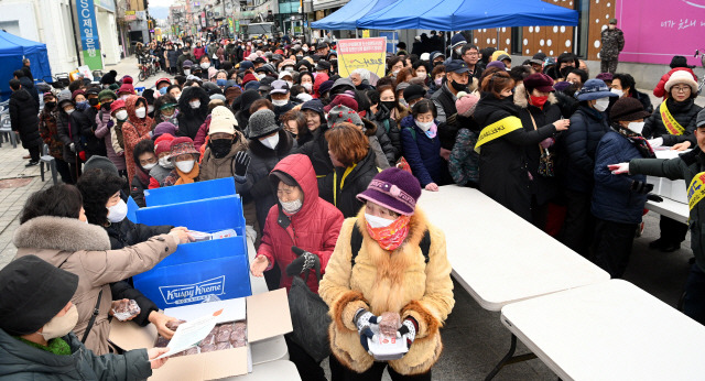 ▲ 2024강원동계 청소년올림픽 성공과 기후위기 극복을 위한 친환경 문화제 및 동지팥죽 나눔행사가  19일 원주 중앙시장  문화의거리 상설공연장에서 열렸다. 시민들이 떡과 팥죽을 받기 위해 길게 줄지어 서 있다.  서영