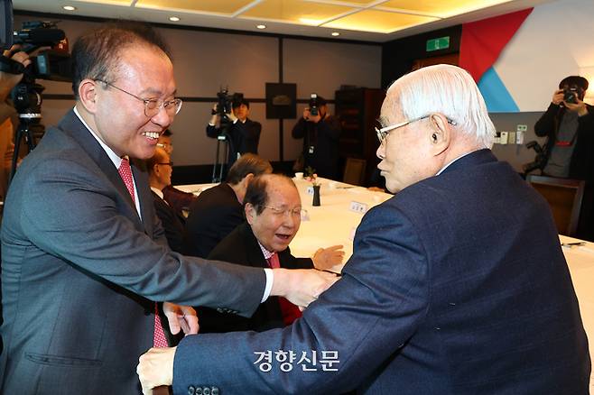 윤재옥 국민의힘 당대표 권한대행이 20일 영등포구 여의도 63빌딩 중식당 백리향에서 열린 상임고문단 오찬간담회에서 인사를 나누고 있다. 국회사진기자단