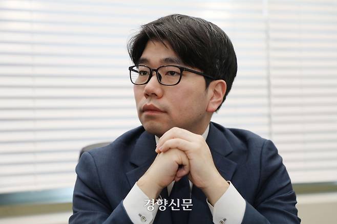 이용수 할머니 등 일본군 위안부 피해자들이 낸 일본 정부 대상 손해배상 청구소송 항소심에서 승소 판결을 이끌어낸 법률 대리인단 양성우 변호사가 13일 서울 서초구 법무법인 지향 사무실에서 경향신문과 인터뷰하고 있다. 2023.12.13 한수빈 기자