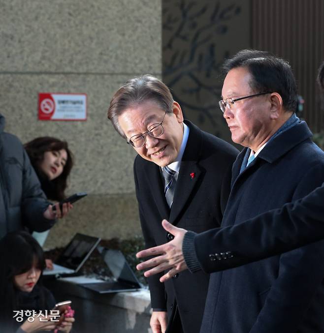 이틀 만에 다시 만나 이재명 더불어민주당 대표와 김부겸 전 총리가 20일 오찬 회동을 위해 서울 시내의 한 식당으로 이동하던 중 시민들을 향해 인사하고 있다. 이준헌 기자