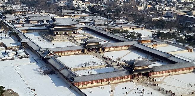 Snow covers Gyeongbokgung in Jongno-gu, Seoul on Wednesday. (Yonhap)