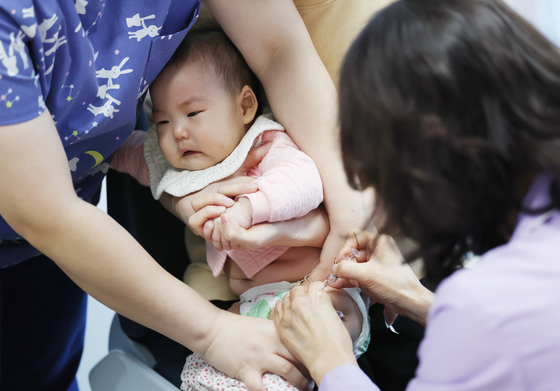 A baby gets a flu shot at a pediatrics clinic in Seoul on Dec. 7. [NEWS1]
