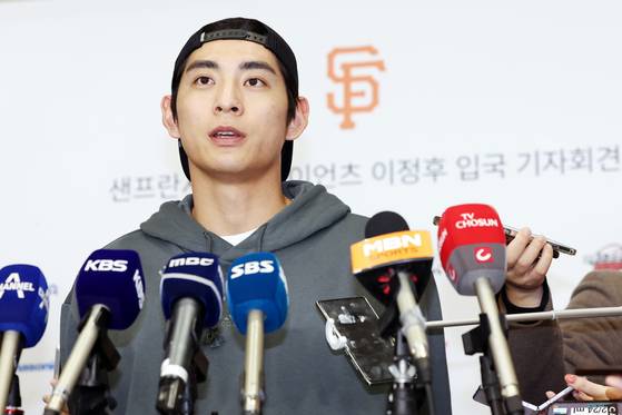Lee Jung-hoo speaks to reporters following his arrival at Incheon International Airport in Incheon on Tuesday. [NEWS1]