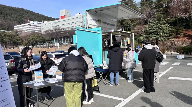 대학일자리플러스센터와 부산시가 진행한  ‘찾아가는 일자리 이음 버스’ .동아대