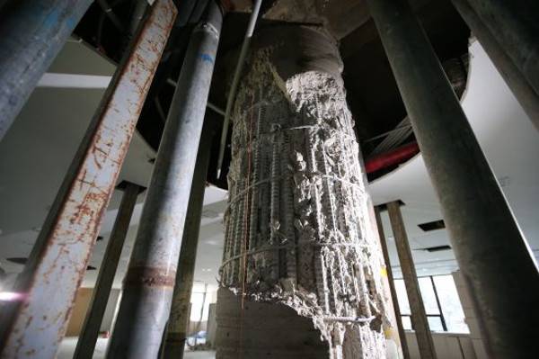 2018년 12월 붕괴위험 진단을 받은 서울 삼성동 대종빌딩 중앙 기둥의 콘크리트가 부서져 철근이 드러난 모습. 수직으로 박힌 주철근들을 일정 간격으로 묶듯이 감고 있는 철근이 띠철근이다. 대우건설 측이 시공한 서울 은평구 불광동 ‘은평 푸르지오 발라드’ 지하 1층 7개 기둥의 경우 이 띠철근이 절반만 들어간 것으로 확인됐다. 뉴시스