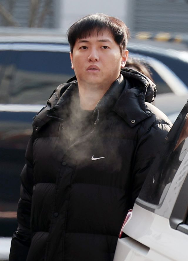 '김하성 공갈 혐의'를 받고 있는 후배 야구선수 임혜동 씨가 20일 서울 강남경찰서에 피고소인 신분으로 조사를 받기 위해 출석하고 있다. 뉴시스