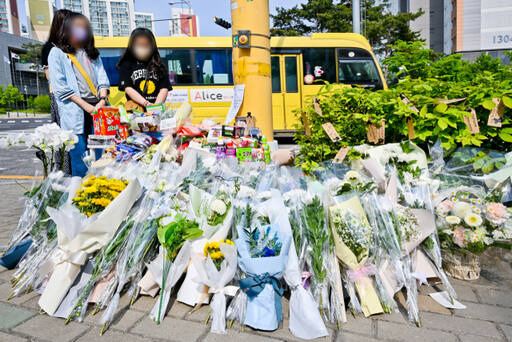 지난 5월11일 오전 수원시 권선구 호매실동의 한 사거리에 전날 어린이보호구역(스쿨존)에서 시내버스에 치여 숨진 조은결군을 추모하는 시민들의 발길이 이어지고 있다. 경기일보DB