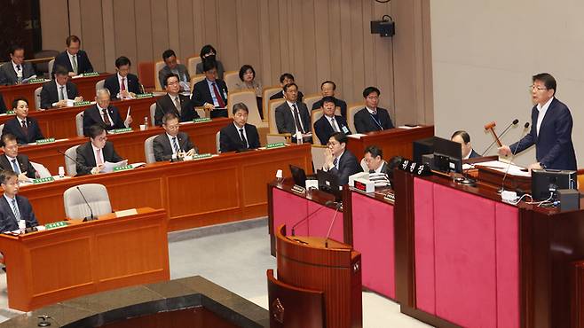 20일 국회에서 열린 예산결산특별위원회 전체회의에서 서삼석 위원장이 의사봉을 두드리고 있다. [사진출처=연합뉴스]