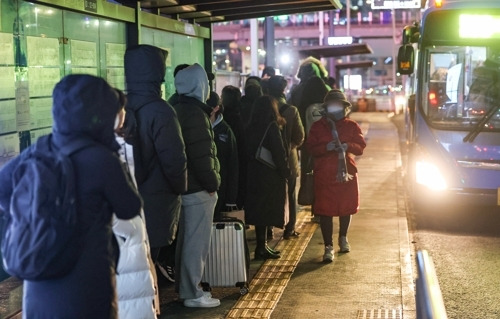 20일 오후 9시를 기해 서울 전역에 한파경보가 발효된 가운데 서울 중구 서울역 앞 버스환승센터에서 두꺼운 외투를 입은 시민들이 버스를 기다리고 있다. [사진 출처 = 연합뉴스]