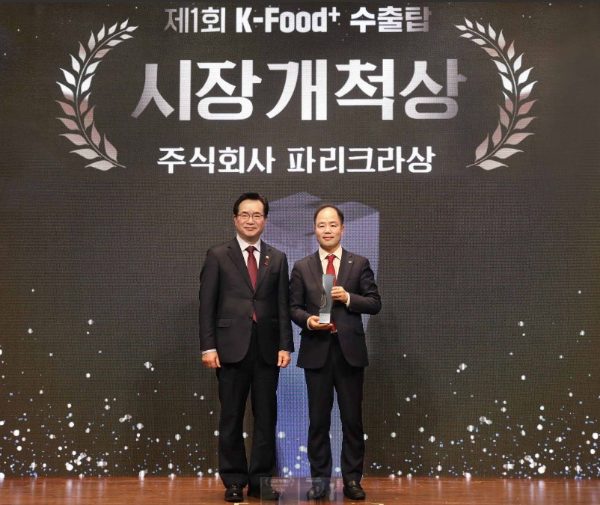 파리크라상이 농림축산식품부가 주관하는 '케이푸드 플러스(K-Food+) 수출탑' 시상식에서 시장개척탑을 수상했다. 19일 케이푸드 플러스 수출탑 시상식에서 정황근 농림축산식품부 장관(왼쪽)과 유승환 파리크라상 마케팅개발 BU장이 기념 촬영을 하는 모습. /사진=파리크라상