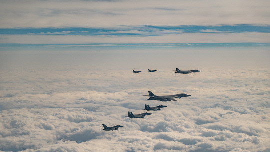 마국 본토에서 날아온 전략폭격기 B-1B 랜서와 한국 공군의 F-15K 전투기, 미국 공군의 F-16 전투기, 그리고 일본 항공자위대의 F-2 전투기가 올해 2번째 한미일 연합공중훈련을 펼치고 있다. 합참 제공