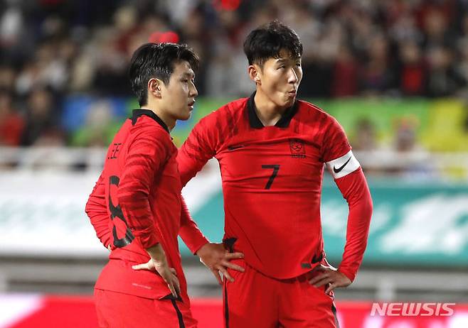 [수원=뉴시스] 정병혁 기자 = 17일 오후 경기 수원월드컵경기장에서 열린 하나은행 초청 축구 국가대표 평가전 대한민국과 베트남의 경기, 손흥민과 이강인이 프리킥 준비를 하고 있다.2023.10.17. jhope@newsis.com