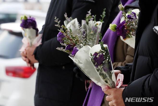[서울=뉴시스] 조성봉 기자 = 20일 오후 서울 여의도 국회 본청 입구에서 이태원참사 유가족들이 '이태원참사 특별법 국회 본회의 통과'를 촉구하며 여야 의원들에게 보라색 꽃다발을 나눠주기 위해 기다리고 있다.   2023.12.20. suncho21@newsis.com
