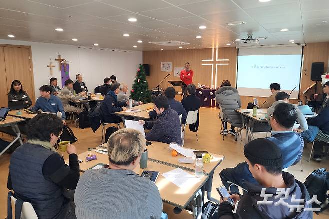 지난 18일, 서울 동교동교회에서 진행된 '로잔의 총체성을 추구하는 한국의 복음주의자들' 2차 간담회. 자발적으로 모인 복음주의 사역자과 활동가로 시작된 집담회는 이번 4차 로잔대회의 의미를 생각하고, 한국교회를 로잔정신에 비춰서 성찰하는 등 건강한 대회를 위해서 준비위원회와 소통하려는 목적으로 진행되고 있다.