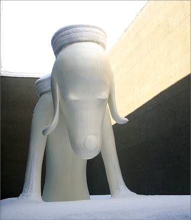 눈모자를 쓴 ‘아오모리개’. 높이 8.5ｍ, 가로 6.7ｍ에 달하는 강화콘크리트 설치작품으로 2005년 만들어졌다. 아오모리현립미술관