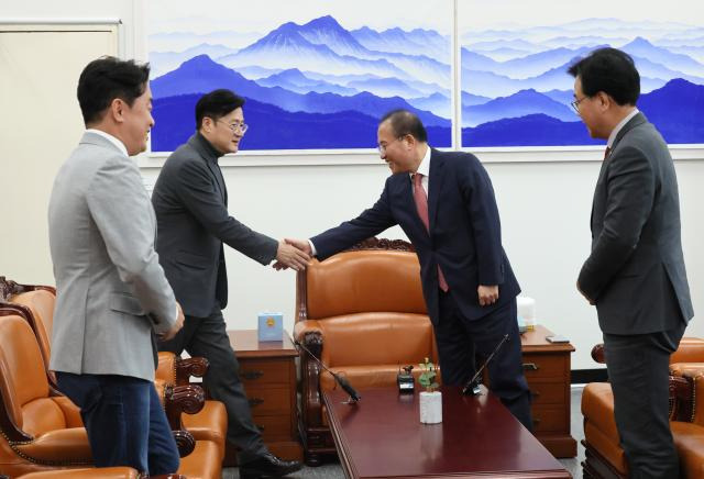 ▲여야 원내대표와 국회 예결위 여야 간사가 7일 국회 운영위원장실에서 열린 여야 예산안 2+2 협의체 회의에서 악수하고 있다. 왼쪽부터 더불어민주당 강훈식 의원, 홍익표 원내대표, 국민의힘 윤재옥 원내대표, 송언석 의원. ⓒ연합뉴스