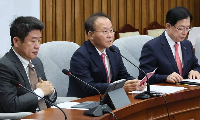 국민의힘 윤재옥 당 대표 권한대행이 지난 19일 국회에서 열린 원내대책회의에서 발언하고 있다. 연합뉴스