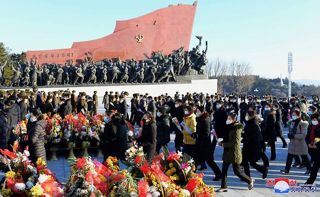 북한&nbsp;김정일 사망 12주기였던 지난 17일 평양 만수대언덕의 김일성·김정일 동상에 일꾼들과 근로자들, 군인들, 학생들이 헌화하는 모습 ⓒ조선중앙통신=연합뉴스