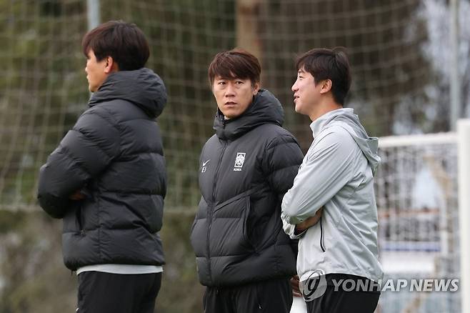 U-20 대표팀 훈련 지켜보는 김은중 감독 [연합뉴스 자료사진]