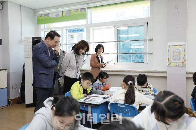 임태희 경기도교육감이 지난 10월 11일 광명서초등학교에서 학생들이 IB 교육 프로그램 수업하는 모습을 참관하고 있다.(사진=경기도교육청)