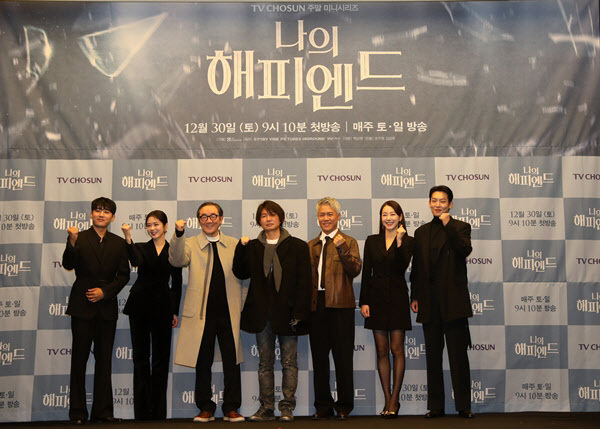 왼쪽부터 손호준, 장나라, 이홍파, 조수원 감독, 박호산, 소이현, 이기택(사진=TV조선)