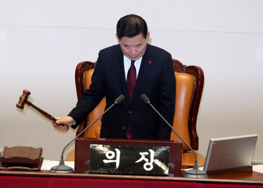 김진표 국회의장이 21일 오후 서울 여의도 국회에서 열린 제411회국회(임시회) 제2차 본회의에서 의사봉을 두드리고 있다. (사진=뉴시스)