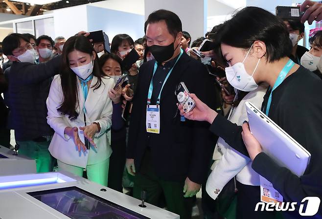 CES 2023 SK그룹 부스를 둘러본 최태원 SK그룹 회장. 2023.1.7/뉴스1 ⓒ News1 임세영 기자