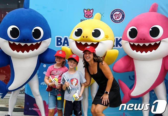 MLB 명문 워싱턴 내셔널스 홈구장 내셔널스 파크에서 열린 ‘아기상어의 날’ 스페셜 경기에서 관람객들이 핑크퐁 상어가족과 함께 기념 촬영을 하고 있다. (더핑크퐁컴퍼니 제공)/뉴스1