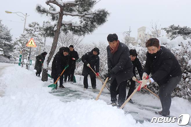 (전북=뉴스1) 박제철 기자 = 전북 고창군이 20일부터 고창지역에 폭설이 이어짐에 따라 즉각 재난안전대책본부를 가동하고, 전 직원이 눈 치우기에 나서는 등 제설작업에 총력을 기울이고 있다.(고창군제공 2023.12.21/뉴스1