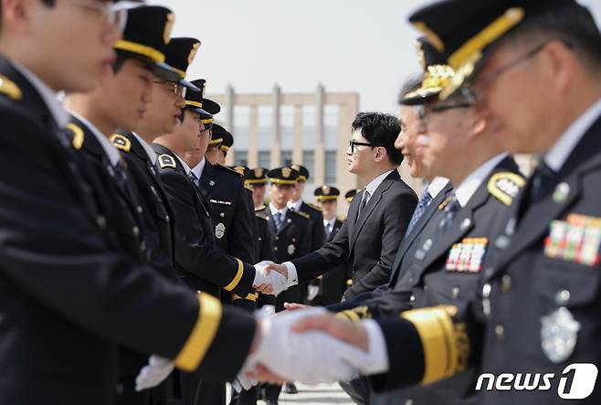 한동훈 법무부 장관이 31일 법무연수원 진천본원에서 열린 '제81기 7급 교정공무원 임용식'에서 신임 교정공무원들과 악수하고 있다. 신규 7급 교정공무원들은 다음 달 10일부터 일선 교도소 및 구치소에 배치돼 교도관으로서 직무를 수행할 예정이다. (법무부 제공) 2023.3.31/뉴스1