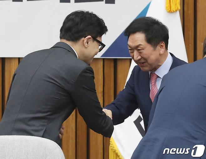 김기현 국민의힘 대표와 한동훈 법무 장관이 21일 오후 서울 여의도 국회에서 열린 '마약류 관리 종합대책 관련 당정협의회'에서 인사를 나누고 있다. 2023.4.21/뉴스1 ⓒ News1 송원영 기자