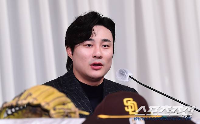 MLB 샌디에이고 파드리스 김하성이 20일 삼성동 리베라호텔에서 열린 기자회견에서 소감을 말하고 있다.  김하성은 골든글러브 2개 부문(2루수, 유틸리티) 최종 후보에 올랐고, 유틸리티 부문 골든글러브를 수상했다.  삼성동=최문영 기자 deer@sportschosun.com/2023.11.20/