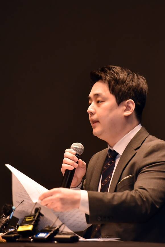 소속사 갤럭시코퍼레이션 조성해 이사가 21일 오전 10시 서울 서초구 반포동 JW 메리어트 호텔 서울 그랜드볼룸에서 열린 가수 지드래곤의 마약 투약 의혹 무혐의 처분과 향후 활동과 관련한 기자회견에 참석해 "사필귀정이었다"고 말했다. /갤럭시코퍼레이션