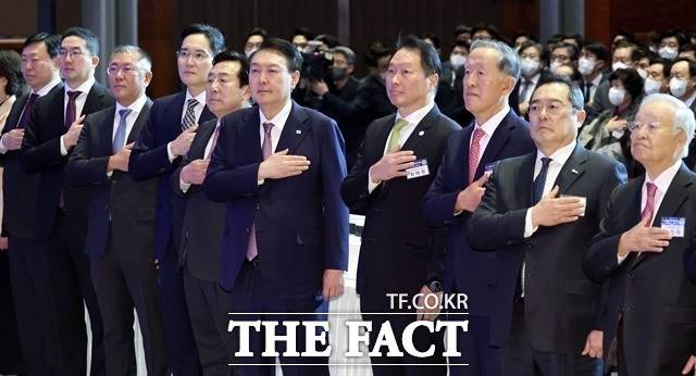 윤석열 대통령이 지난 1월 2일 오후 서울 강남구 코엑스에서 열린 2023 경제계 신년인사회에 참석해 국기에 대한 경례를 하고 있다. 왼쪽부터 신동빈 롯데그룹 회장, 구광모 LG그룹 회장, 정의선 현대자동차그룹 회장, 이재용 삼성전자 회장, 김기문 중소기업중앙회 회장, 윤 대통령, 최태원 대한상공회의소 회장, 허창수 전국경제인연합회 회장, 구자열 한국무역협회 회장, 손경식 한국경영자총협회 회장 /뉴시스