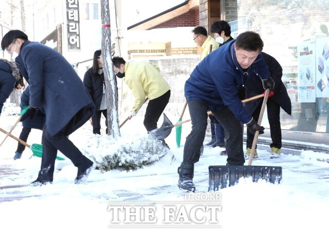 정읍시는 폭설로 안전사고가 우려되는 상황인 만큼, 도로 정체와 사고를 예방하기 위한 도로 제설을 실시했다. 이학수 시장(오른쪽)도 새암로 주변을 제설하며 힘을 보탰다. / 정읍시