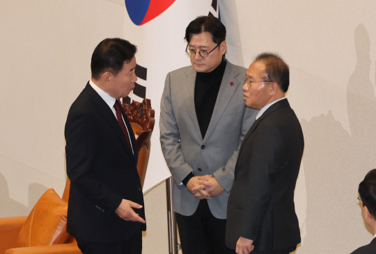 김진표 국회의장이 21일 국회 본회의에서 국민의힘 윤재옥 원내대표 겸 대표 권한대행, 더불어민주당 홍익표 원내대표와 이태원 참사 진상규명 특별법 처리와 관련해 논의하고 있다. 사진=연합뉴스